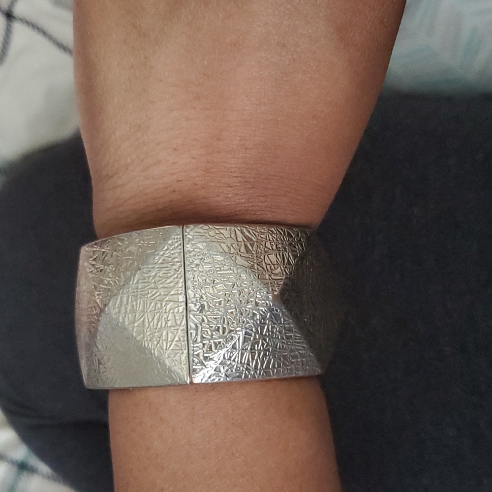 Fashion Cuffed Bracelet - Picture 2 of 4